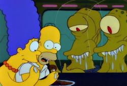 Kang und Kodos füttern die Simpsons