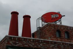 Duff Zeppelin über der Duff Bier Brauerei