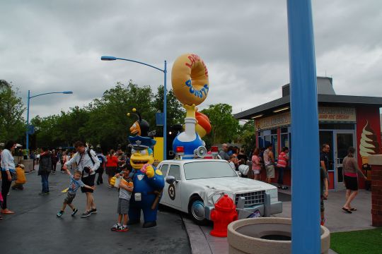 Reges Treiben auf dem Fastfood-Boulevard in Springfield