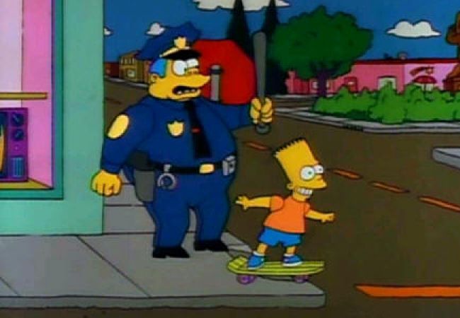 Bart skatet im Intro der Simpsons an Chief Wiggum vorbei.