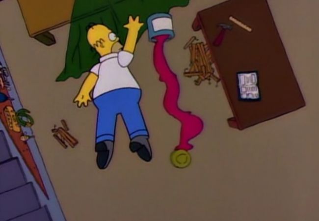 Homer liegt ohnmächtig am Boden. Ein Eimer roter Farbe läuft neben ihm aus.