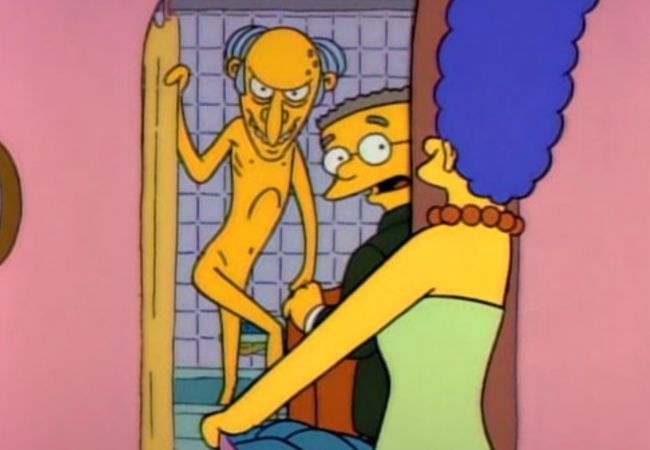 Marge Simpson überrascht den nackten Mr. Burns in ihrem Badezimmer.