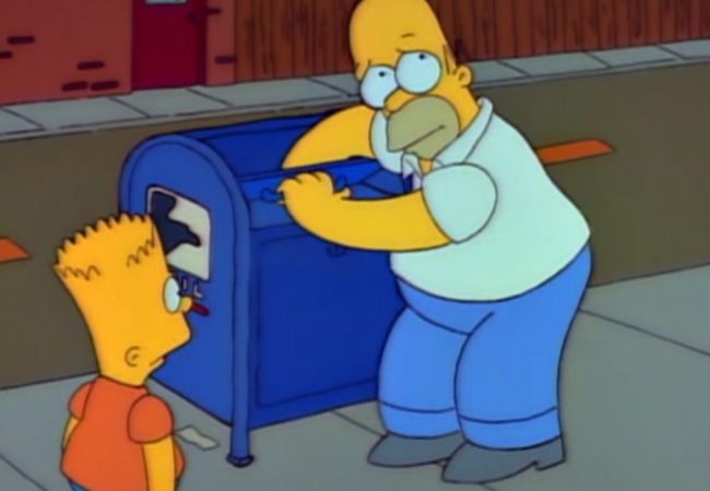 Homer versucht den Brief, der versehentlich an Mr. Burns geschickt wurde, aus dem Briefkasten zu fischen.