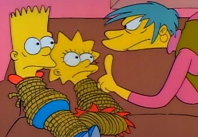 Bart und Lisa werden von ihrer Babysitterin Miss Botz auf dem Sofa gefesselt.