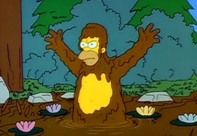 Homer kommt aus dem Schlamm und wird versehentlich für Big Foot gehalten.