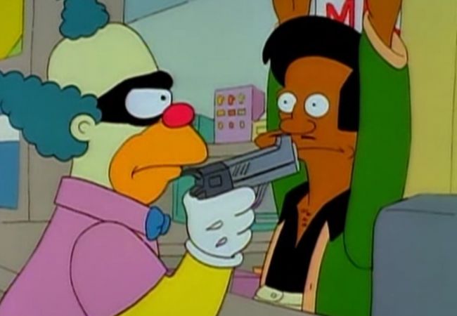 Der "falsche" Krusty bedroht Apu vom Kwik-E-Mart mit einer Pistole.