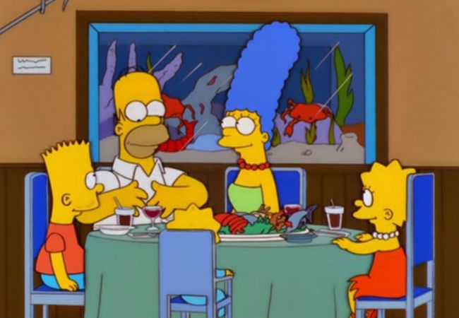 Die Simpsons sitzen im Restaurant und essen Hummer.
