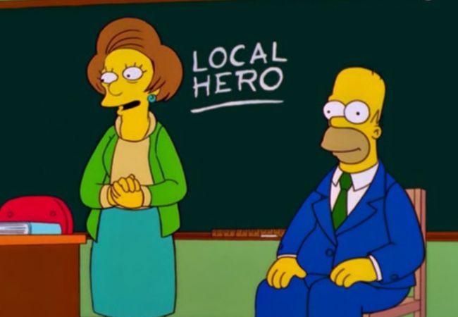 Mrs. Krabbapel stellt Homer als lokale Berühmtheit im Unterricht vor.