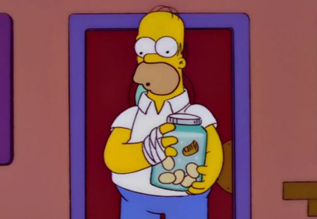 Homer mit einem Glas eingelegter Eier vor Moes Taverne