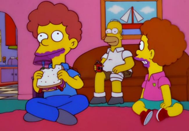 Homer schaut mit Rod und Tod, die ein Sandwich essen, TV.
