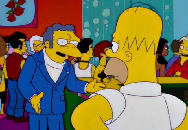 Moe begrüßt Homer in seiner neuen stylischen Bar.