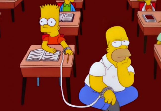 Bart und Homer sitzen aneinander gefesselt im Klassenzimmer.