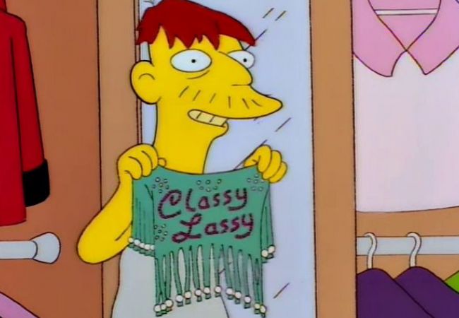 Cletus zeigt Brandine ein Shirt mit der Aufschrift "Classy Lassy".