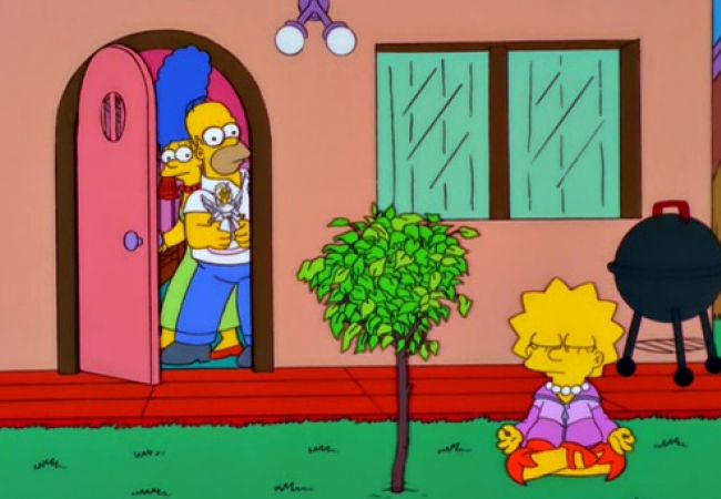 Lisa sitzt im Garten und meditiert.