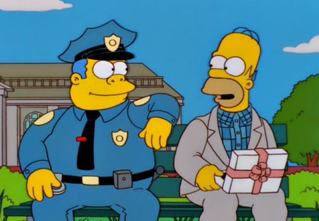 Homer sitzt wie Forrest Gump mit Wiggum auf der Parkbank.