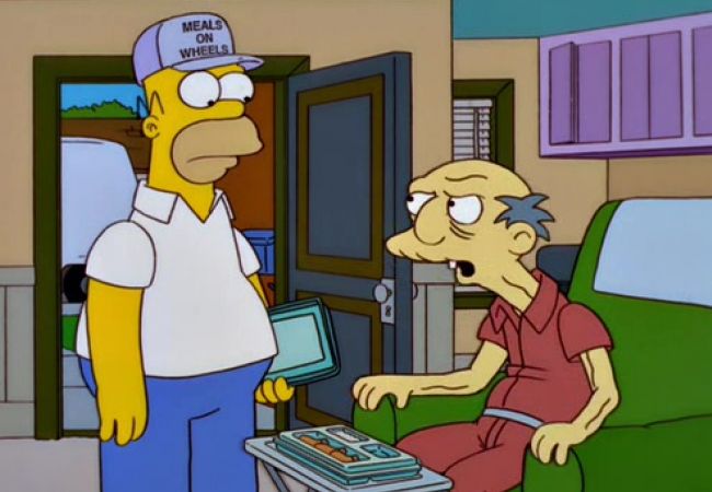 Homer bringt Essen auf Rädern zu Senioren.