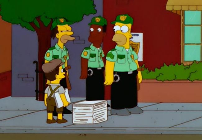 Lenny, Carl und Homer patroulieren in Uniform durch die Straßen von Springfield.