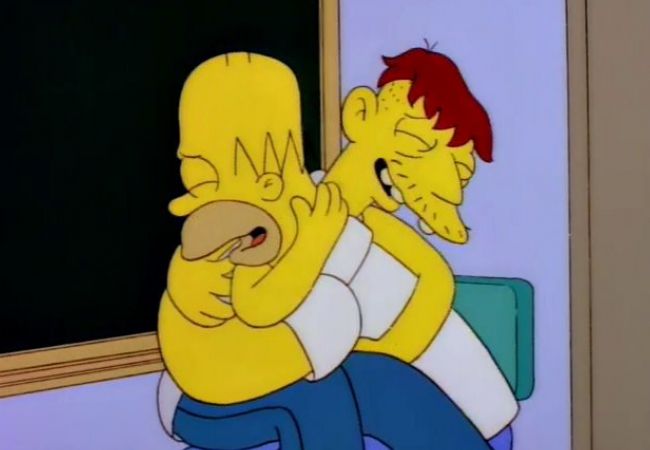 Homer Simpson und Cletus Spuckler umarmen sich.