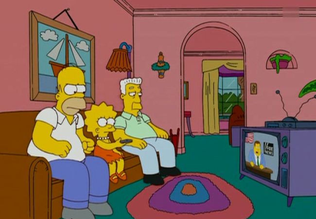 Homer, Lisa und Kent Brockman sitzen auf dem Sofa der Simpsons.