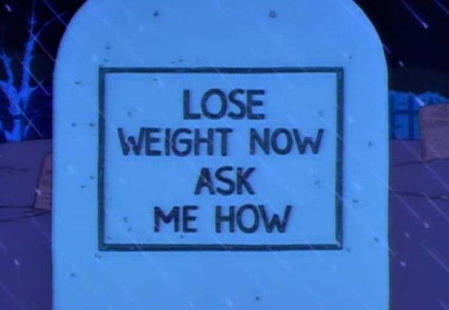 "Loose weight now - Ask me now"&nbsp;-&nbsp;Anspielung&nbsp;auf&nbsp;beliebte&nbsp;Werbespots&nbsp;für&nbsp;Diätmittel&nbsp;in den&nbsp;1990er&nbsp;Jahren