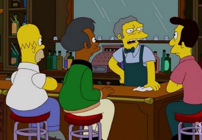 Homer, Apu und Reverend Lovejoy sitzen in Moe's Bar.