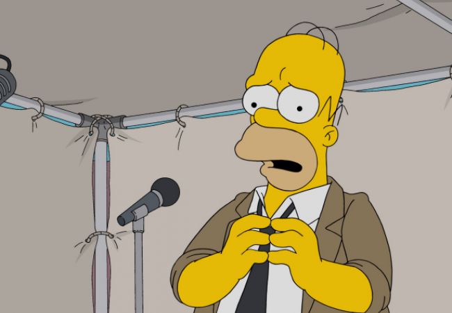 Homer steht nervös vor einem Mikro.