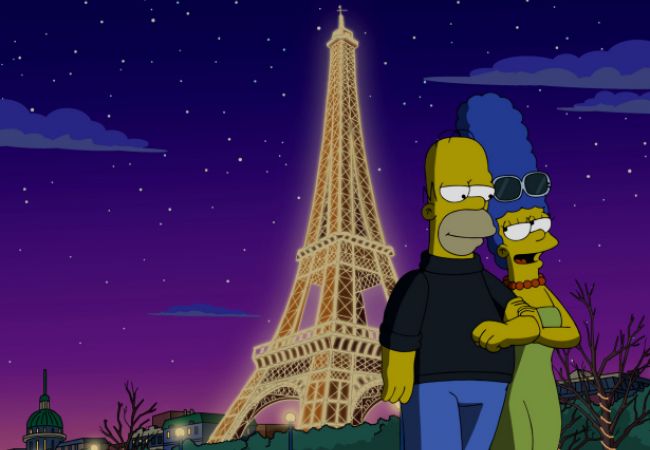 Homer und Marge stehen vor dem Eifelturm in Paris.