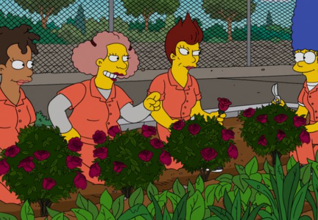 Marge arbeitet mit andere Gefangenen im Gefängnisgarten.