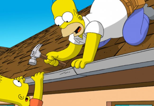 Szene aus "Die Simpsons - Der Film": Bart und Homer reparieren das Dach