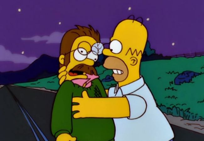 In einer Parodie auf den Teenie-Horror-Film "Ich weiß, was du letzten Sommer getan hast" (Staffel 11) überfährt Homer seinen Nachbarn