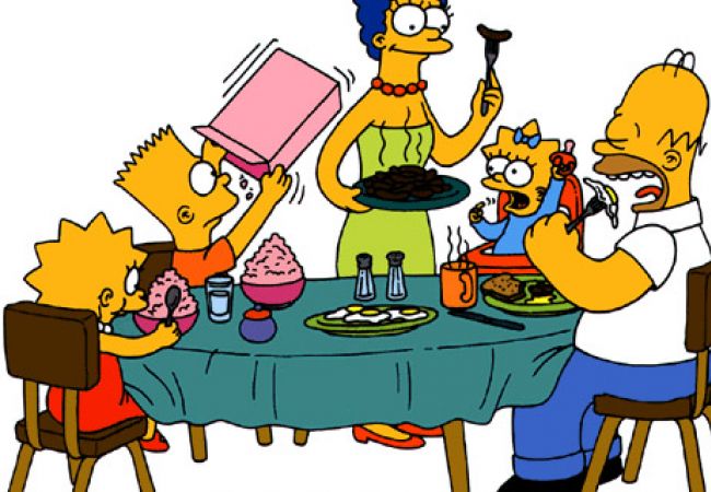 Die Simpsons sitzen am Tisch und genießen ihr Abendessen.