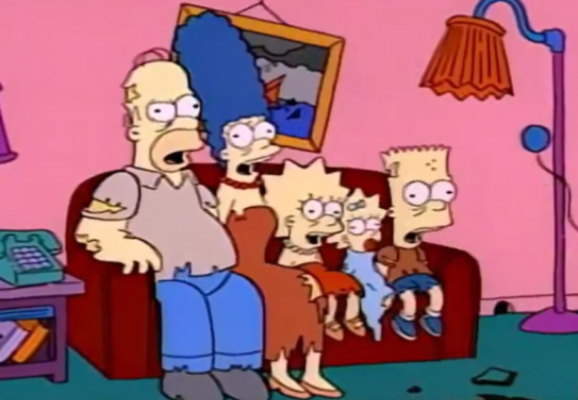 In den "Treehouse of Horror"-Episoden der Simpsons wird es stets gruselig. In diesem Couchgag ist Familie Simpson als untote Zombies zu sehen.